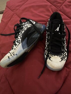 Jordan Men's Black and White Patterned Sneakers